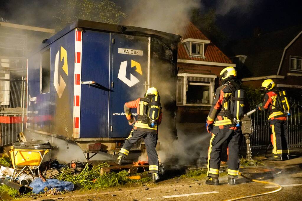 Flinke brand in een dixi zet een bouwkeet er naast in brand