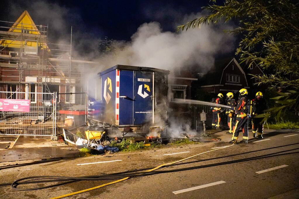 Flinke brand in een dixi zet een bouwkeet er naast in brand