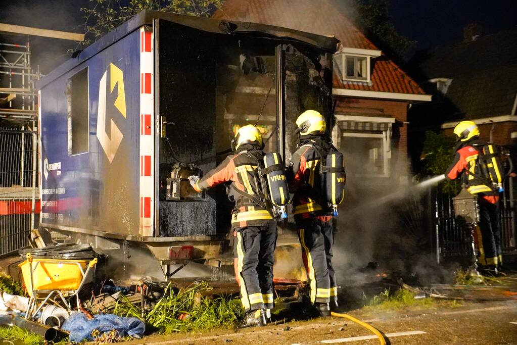 Flinke brand in een dixi zet een bouwkeet er naast in brand