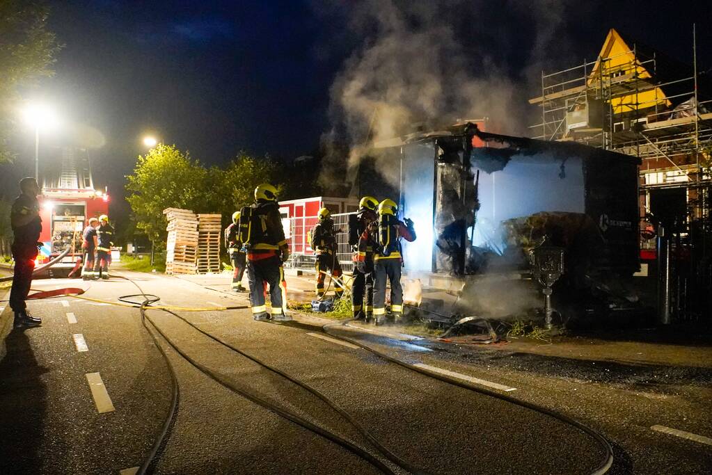 Flinke brand in een dixi zet een bouwkeet er naast in brand