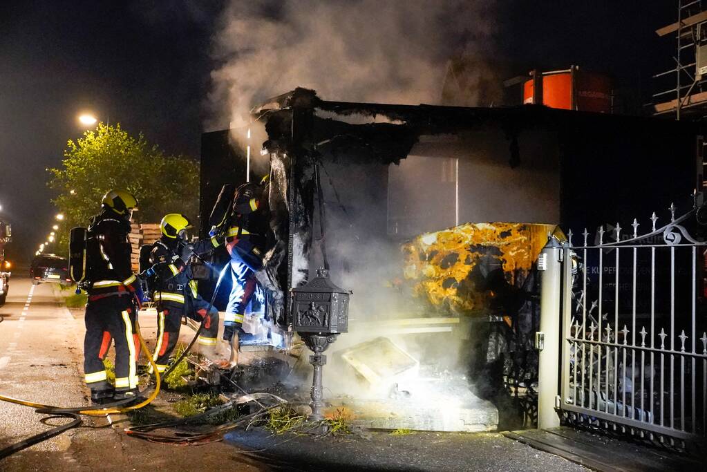 Flinke brand in een dixi zet een bouwkeet er naast in brand