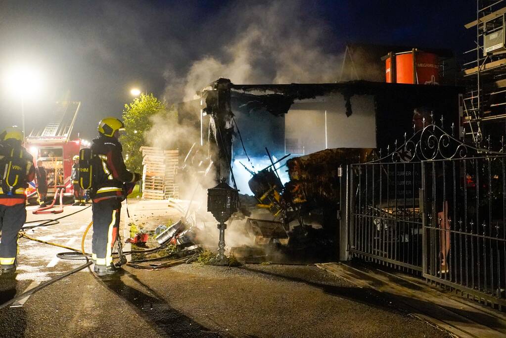 Flinke brand in een dixi zet een bouwkeet er naast in brand