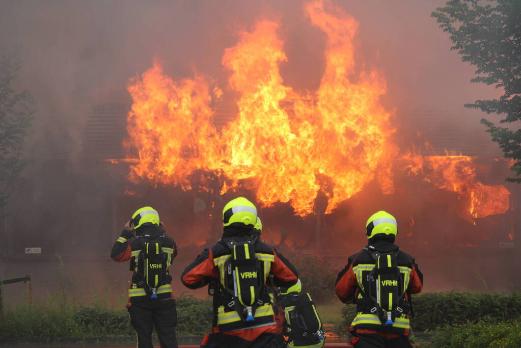 Grote uitslaande brand bij Groenland Kip