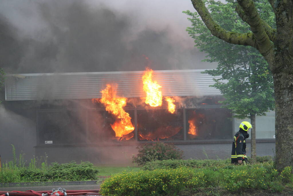 Grote uitslaande brand bij Groenland Kip