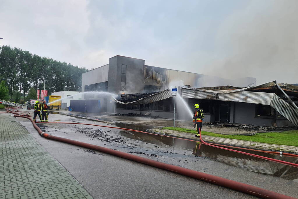 Grote uitslaande brand bij Groenland Kip