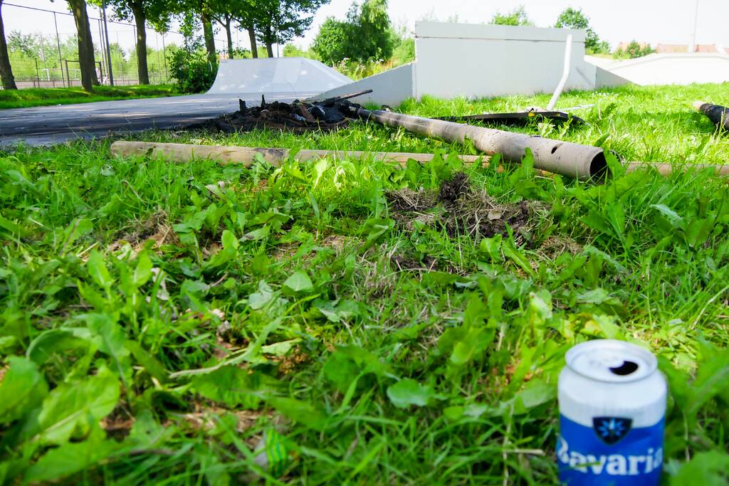 Jeugd maakt voor de tweede nacht oprij een puinhoop