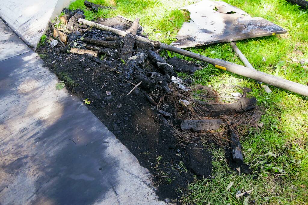 Jeugd maakt voor de tweede nacht oprij een puinhoop