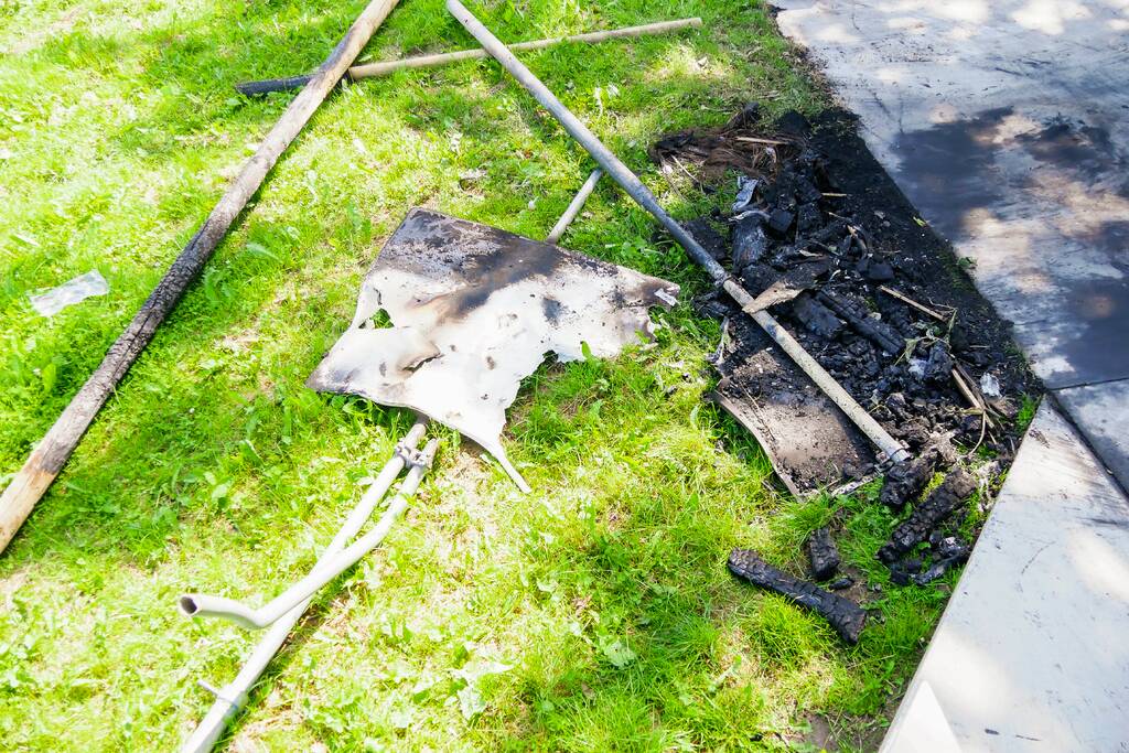 Jeugd maakt voor de tweede nacht oprij een puinhoop