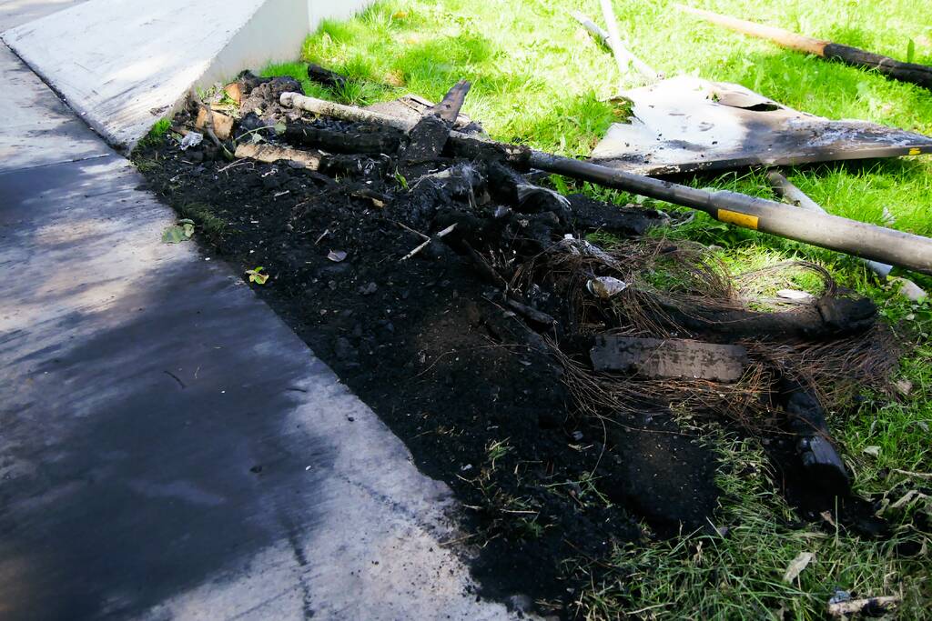 Jeugd maakt voor de tweede nacht oprij een puinhoop