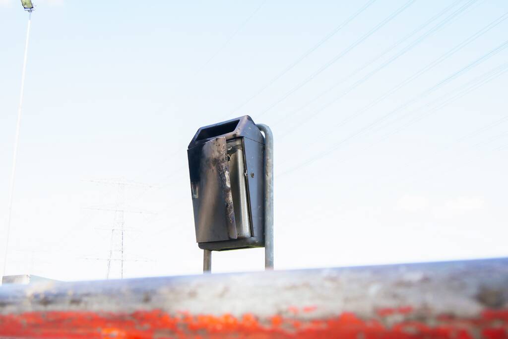 Jeugd maakt voor de tweede nacht oprij een puinhoop