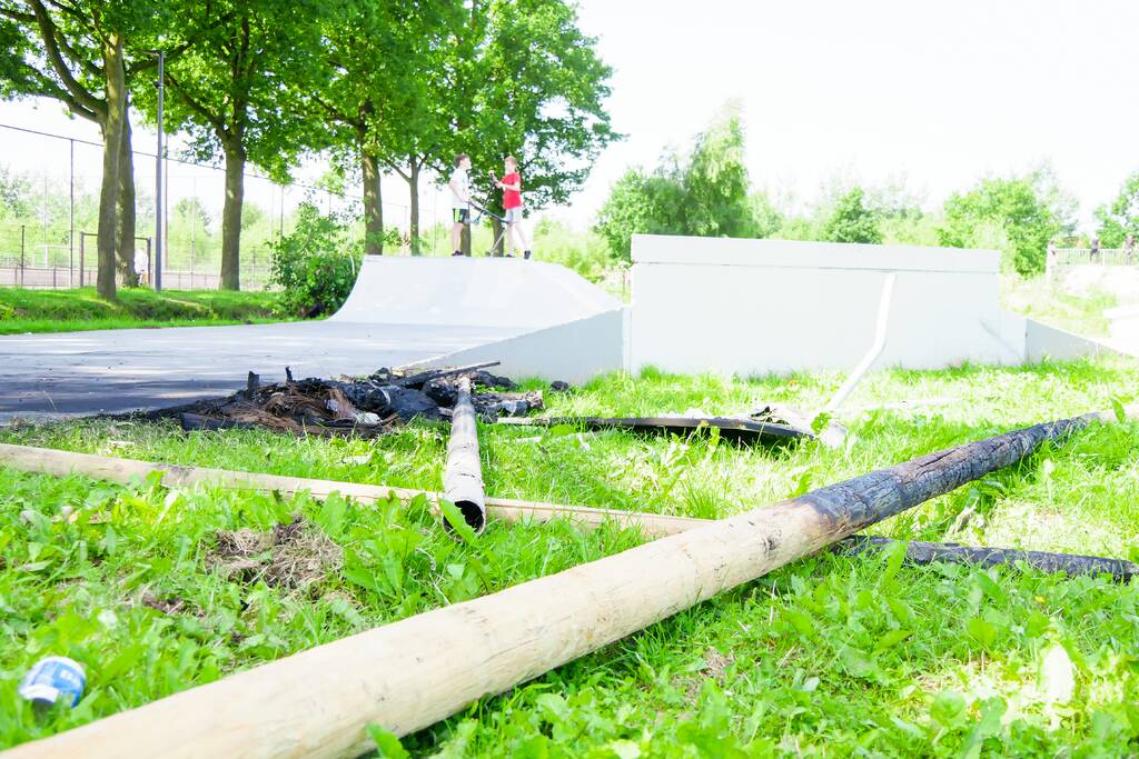 Jeugd maakt voor de tweede nacht oprij een puinhoop