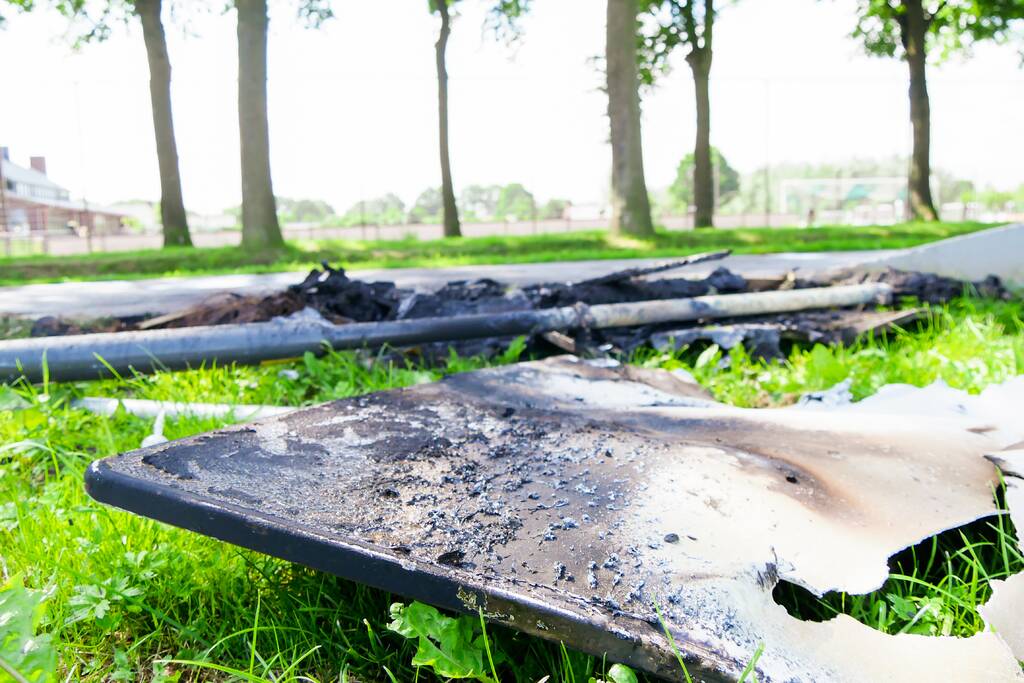 Jeugd maakt voor de tweede nacht oprij een puinhoop