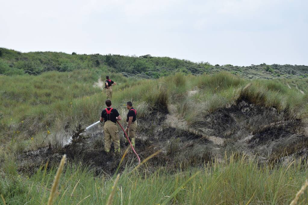Brand in duinen van strand