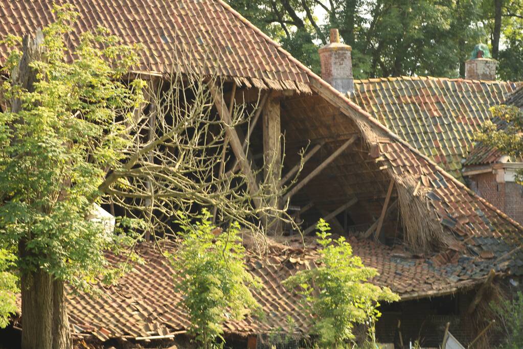 Dak van stal bij boerderij deels ingestort