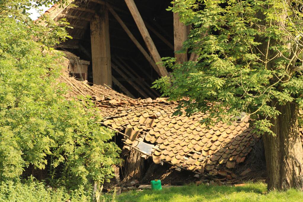 Dak van stal bij boerderij deels ingestort