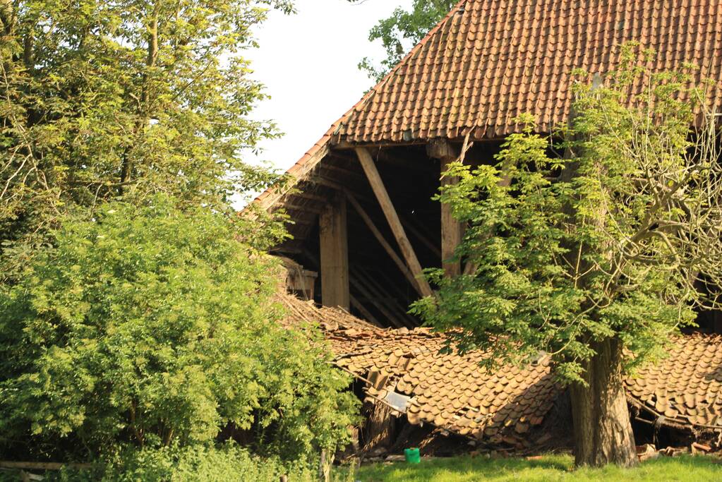 Dak van stal bij boerderij deels ingestort
