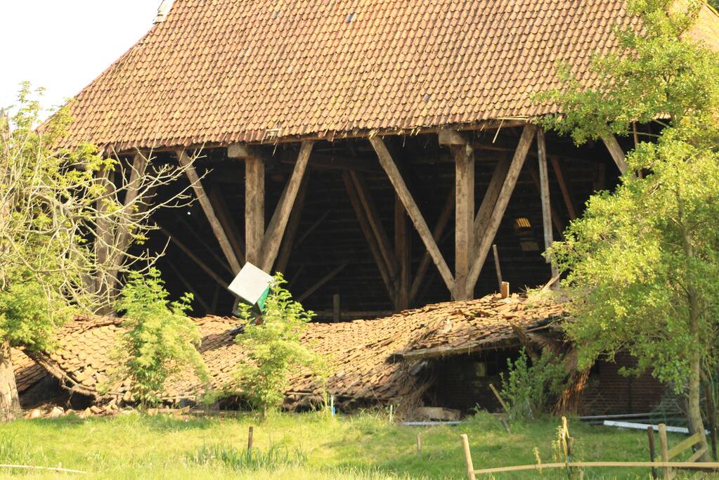 Dak van stal bij boerderij deels ingestort