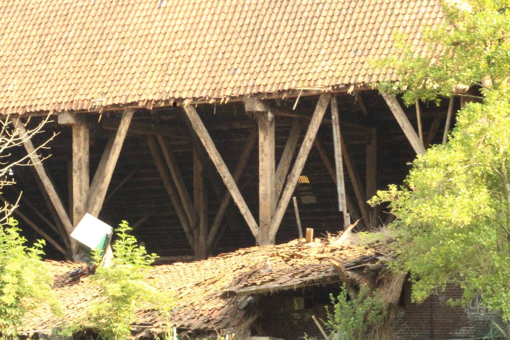 Dak van stal bij boerderij deels ingestort