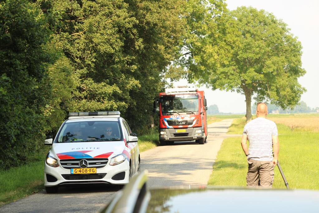 Dak van stal bij boerderij deels ingestort