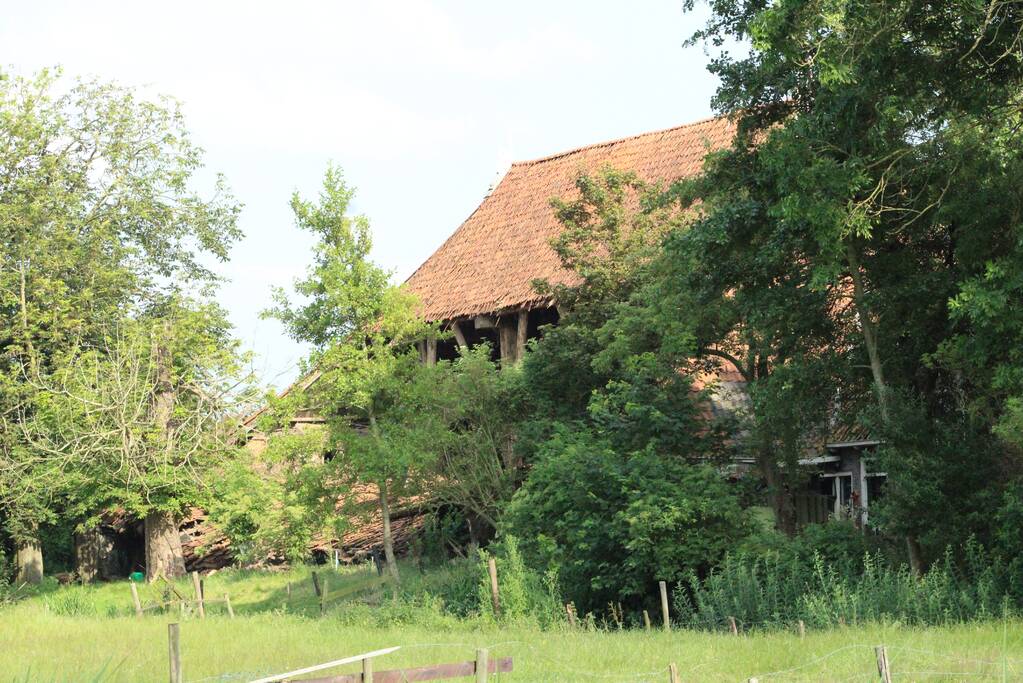 Dak van stal bij boerderij deels ingestort