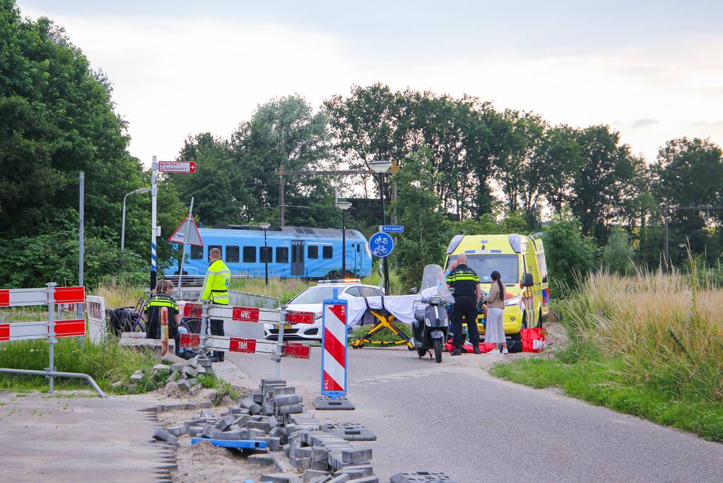 Scooterrijder en fietser botsen