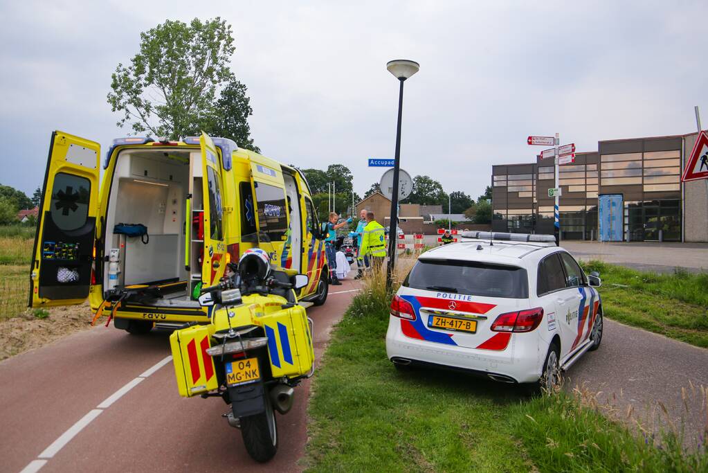 Scooterrijder en fietser botsen