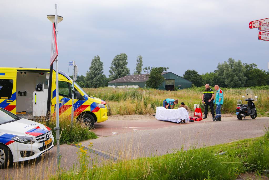 Scooterrijder en fietser botsen