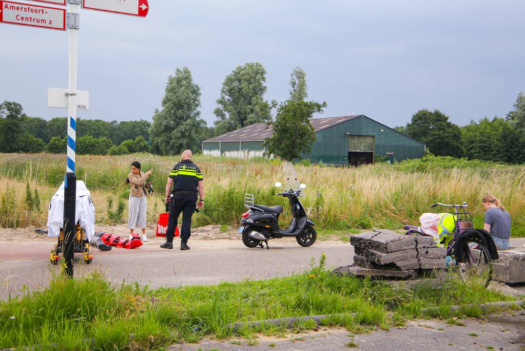 Scooterrijder en fietser botsen