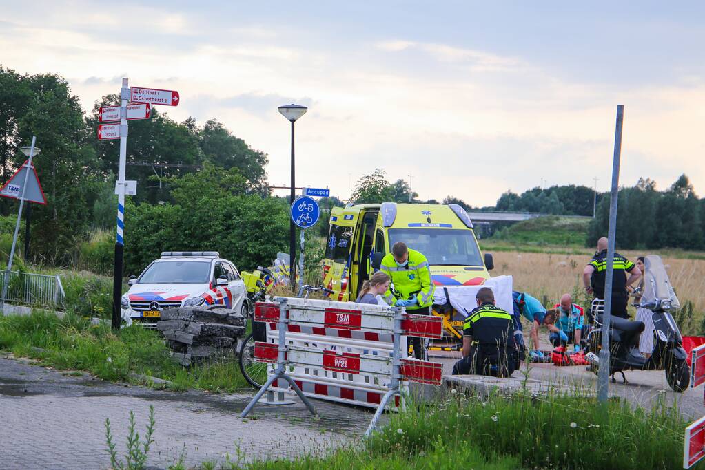 Scooterrijder en fietser botsen
