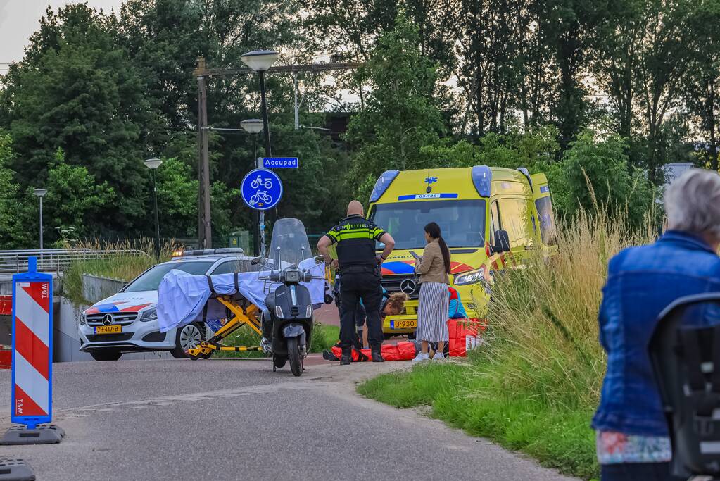Scooterrijder en fietser botsen