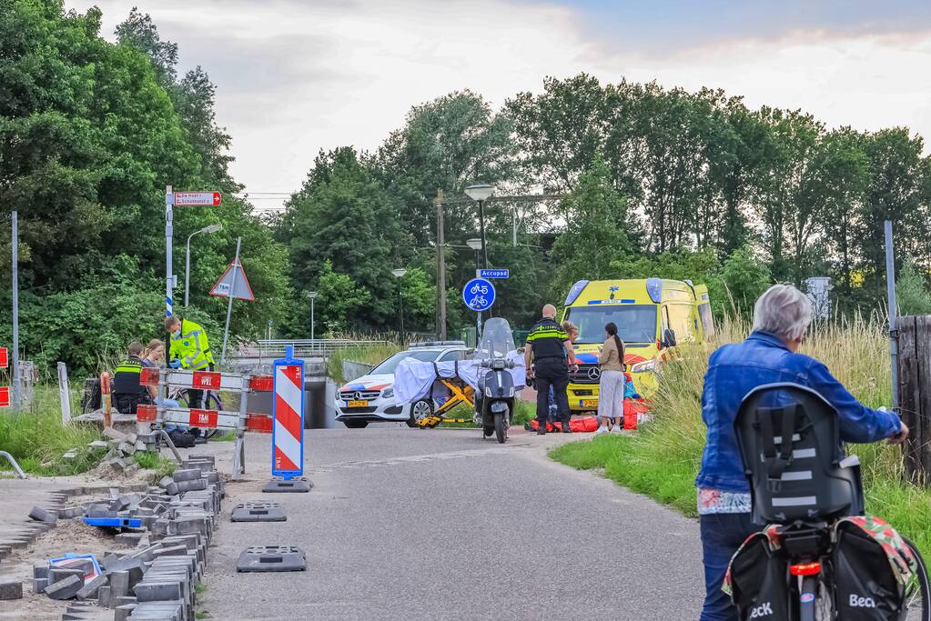 Scooterrijder en fietser botsen