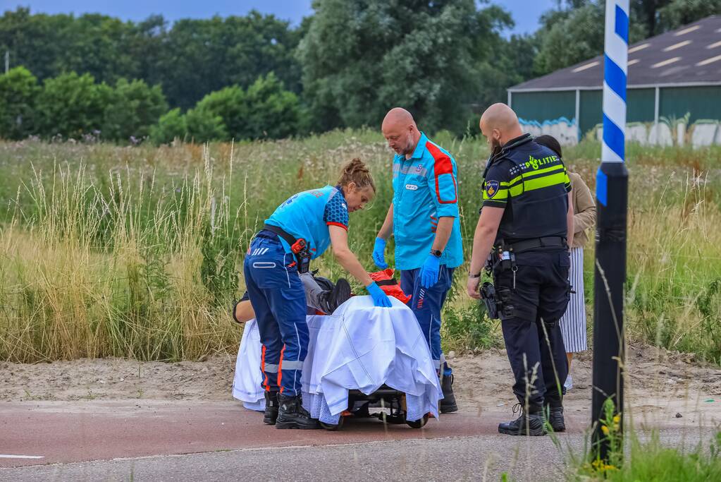 Scooterrijder en fietser botsen