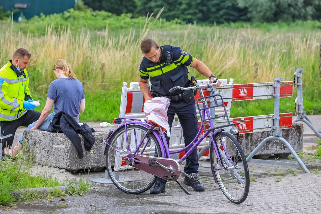 Scooterrijder en fietser botsen