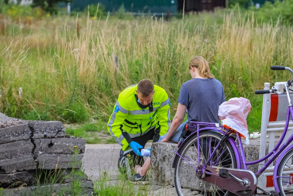 Scooterrijder en fietser botsen