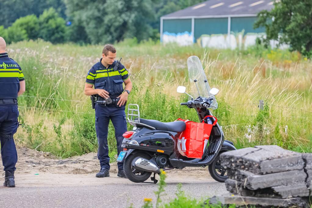 Scooterrijder en fietser botsen