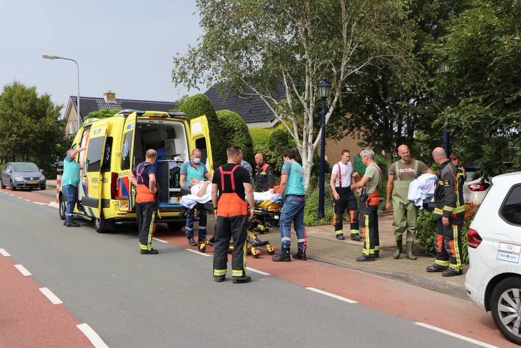 Man op vlot belandt in water
