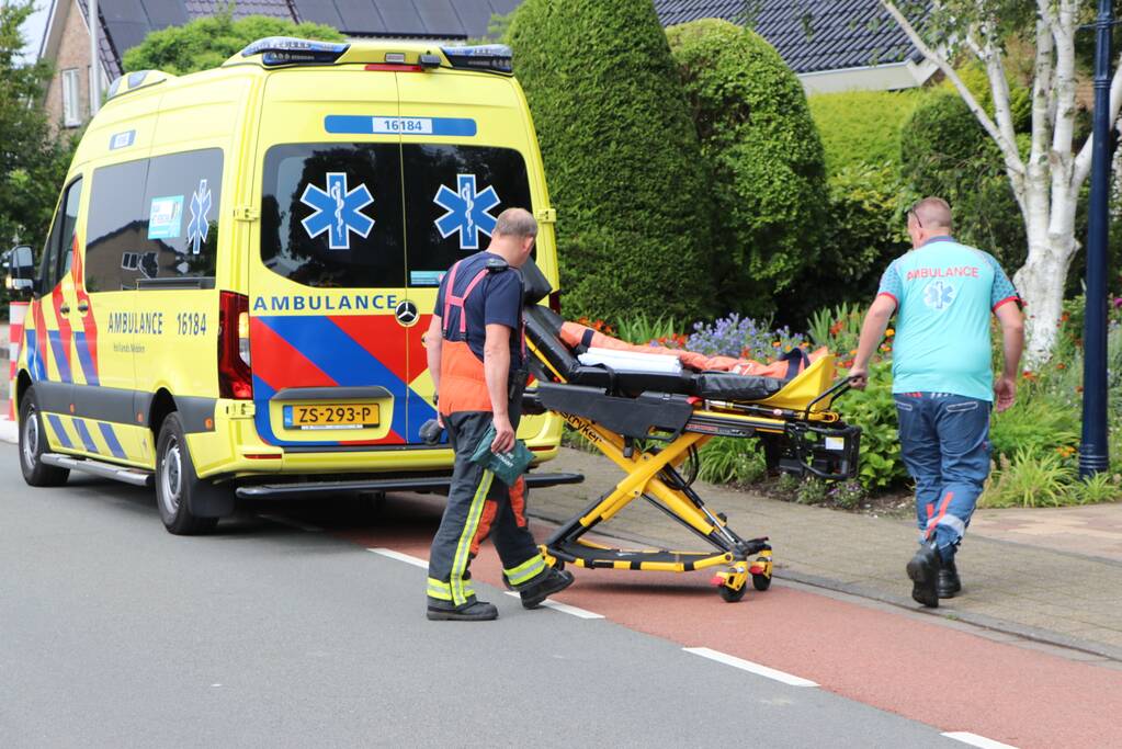 Man op vlot belandt in water