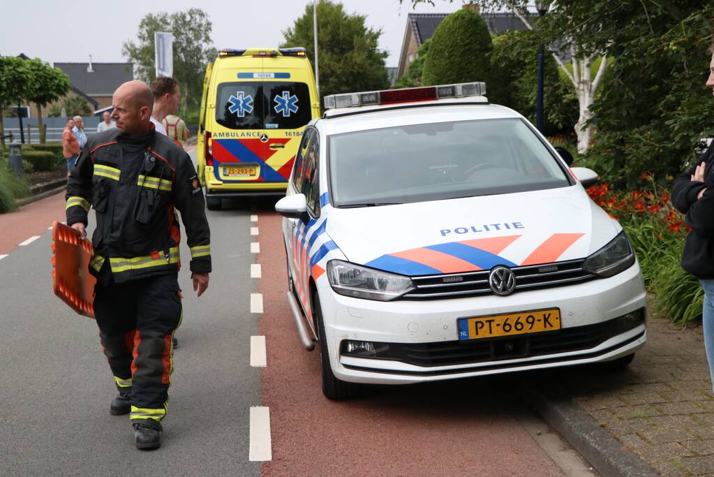 Man op vlot belandt in water