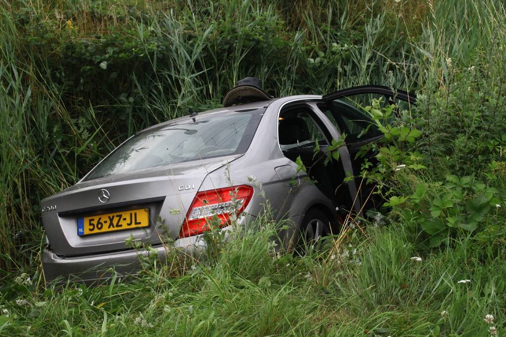 Bestelbus en auto botsen met elkaar