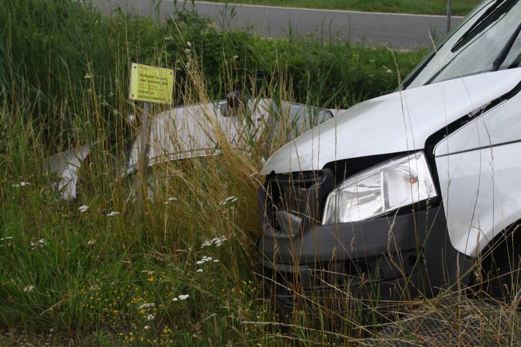 Bestelbus en auto botsen met elkaar