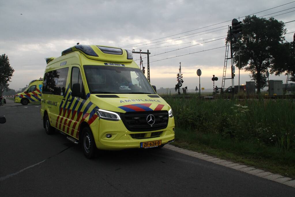 Bestelbus en auto botsen met elkaar