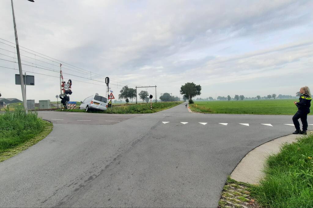Bestelbus en auto botsen met elkaar