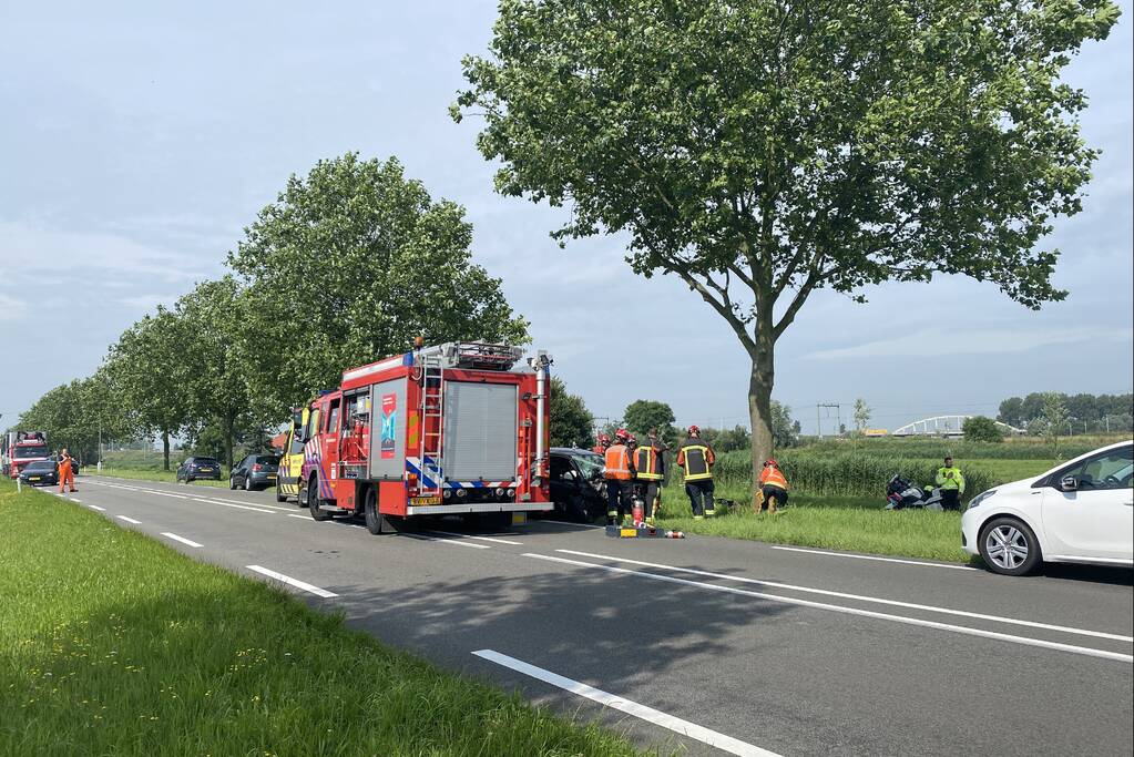 Auto raakt van de weg en botst frontaal op boom
