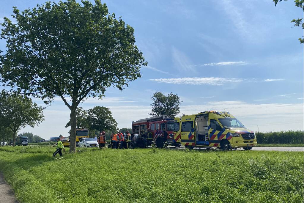 Auto raakt van de weg en botst frontaal op boom