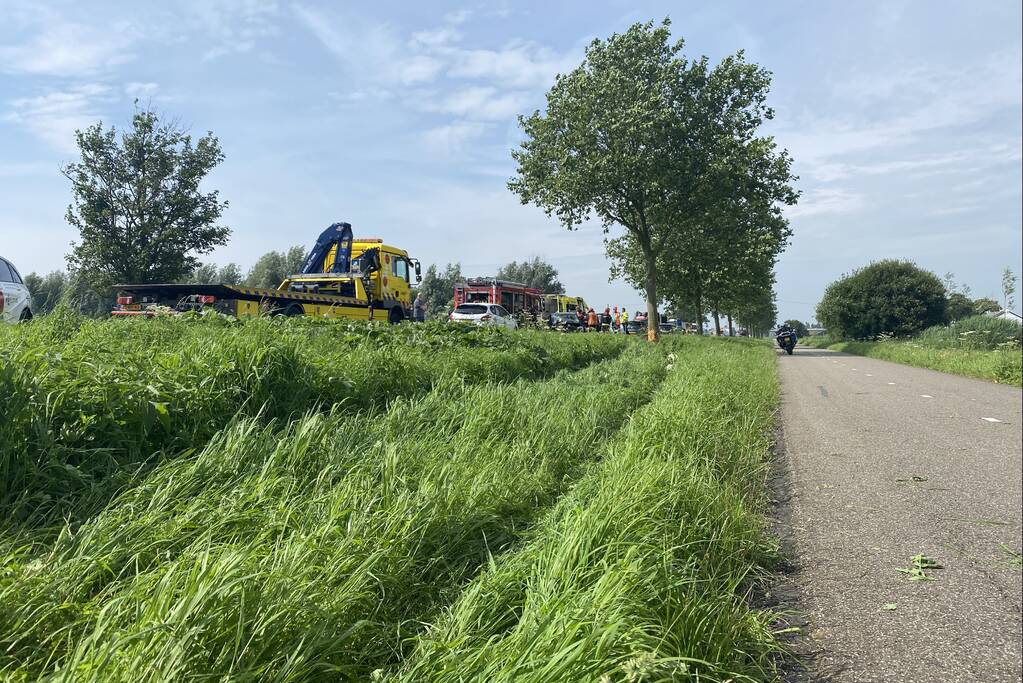 Auto raakt van de weg en botst frontaal op boom