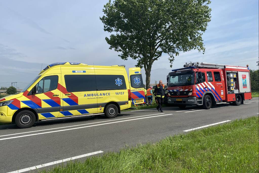 Auto raakt van de weg en botst frontaal op boom