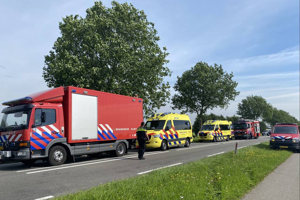 Auto raakt van de weg en botst frontaal op boom