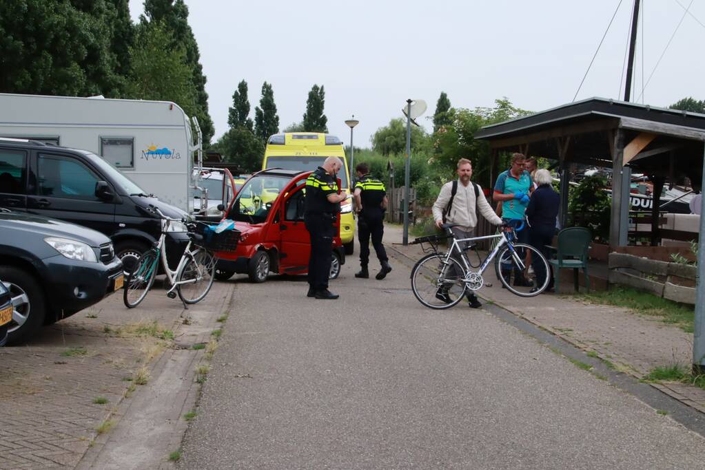 Vrouw op fiets gaat onderuit na botsing met Canta-brommobiel