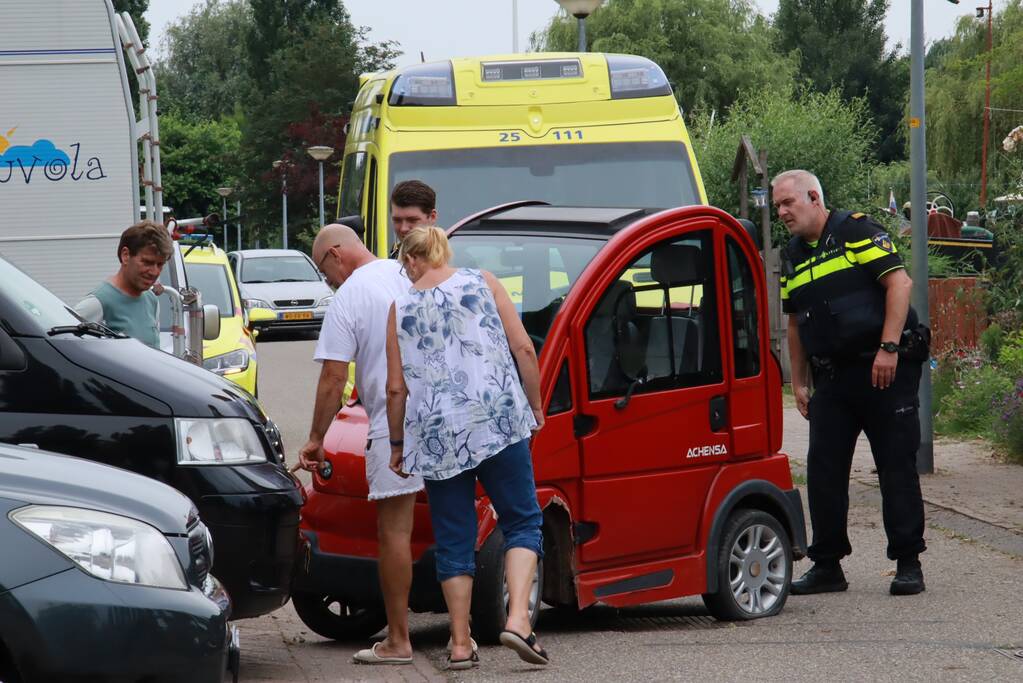 Vrouw op fiets gaat onderuit na botsing met Canta-brommobiel