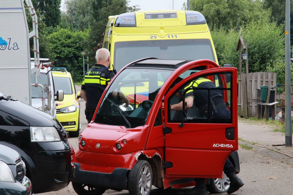 Vrouw op fiets gaat onderuit na botsing met Canta-brommobiel